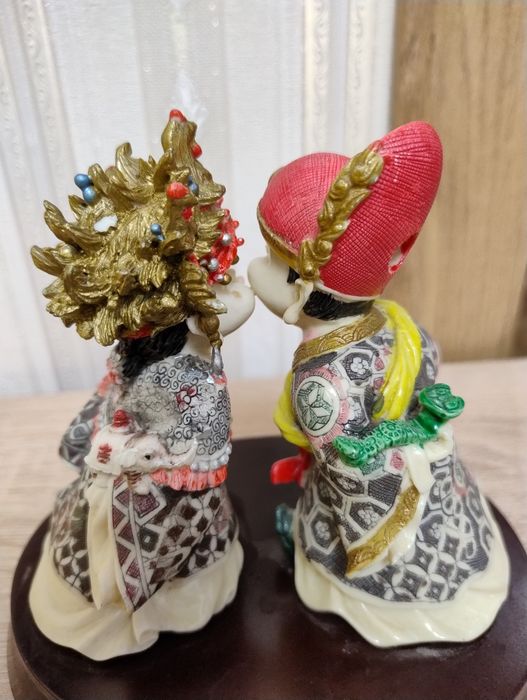 Китайская статуэтка . Влюбленные. Высота - 14 см.