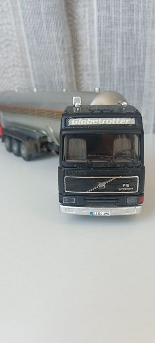 Camião Volvo escala 1/50