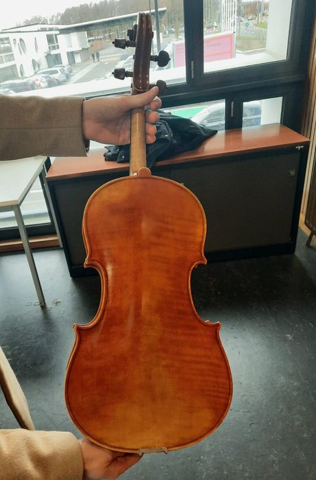 Viola d'arco construída em 2020 pela Luthier Elina Bushaguina, 41 cm