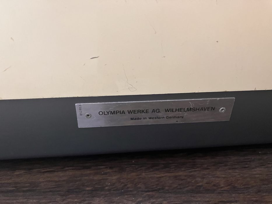 Máquina de escrever antiga Olympia