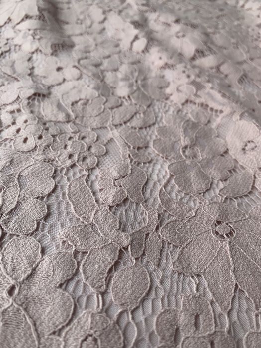 Платье из кружевной ткани пудрового цвета