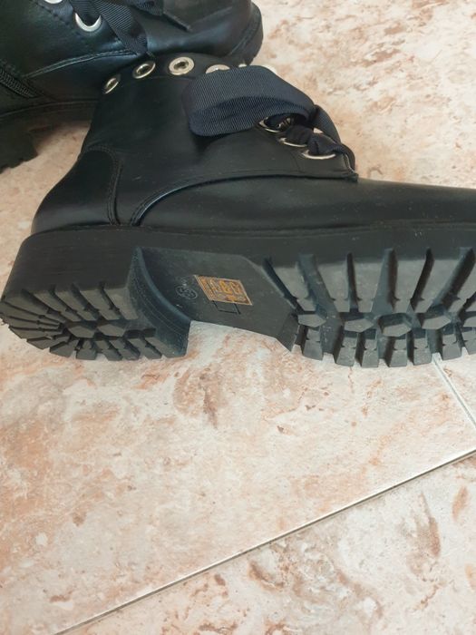 Botas número 38 com perolas