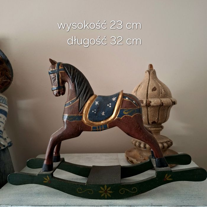 Stary drewniany konik na biegunach