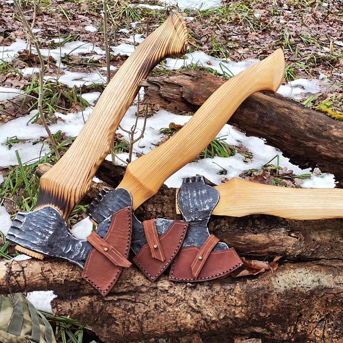 Сокири ковані , з чохлом шкіряним .