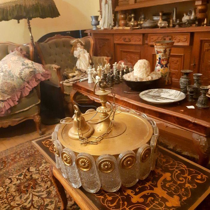 Напольні та настільні світильники . Люстри.