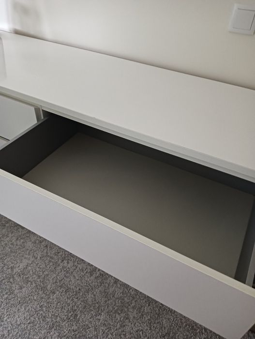 Cómoda branca como nova