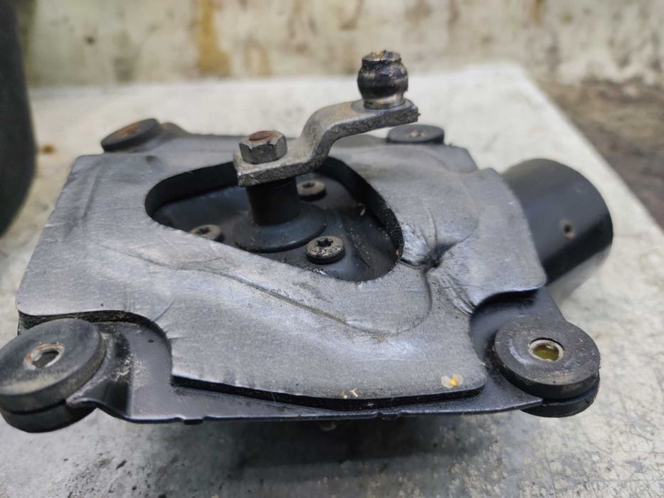 Mitsubishi Carisma Silniczek Wycieraczek Przód