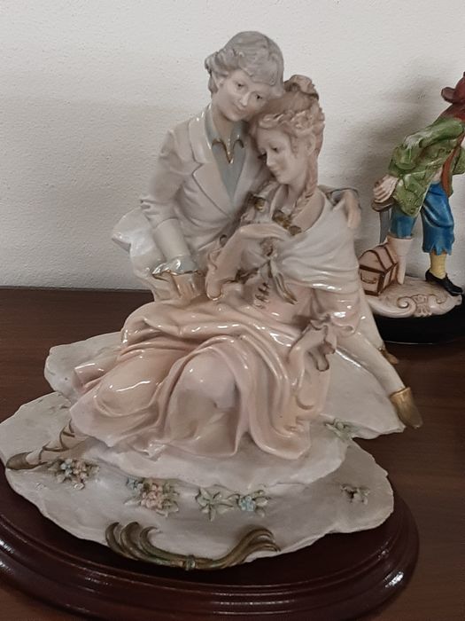 Estatueta  em marfinite marcada  25 cm altura x 22,5 cmx 18,5 cm diâm