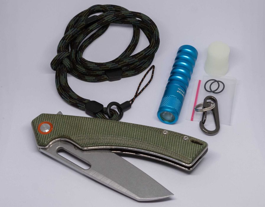 Nóż składany Freetiger FT957 D2 59-60 HRC + latarka Lumintop Edc01