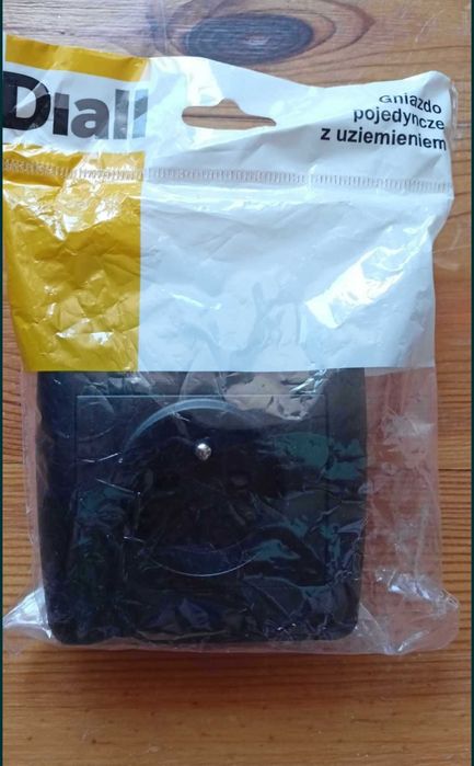 Gniazdko pojedyncze z uziemieniem Diall nowe czarne