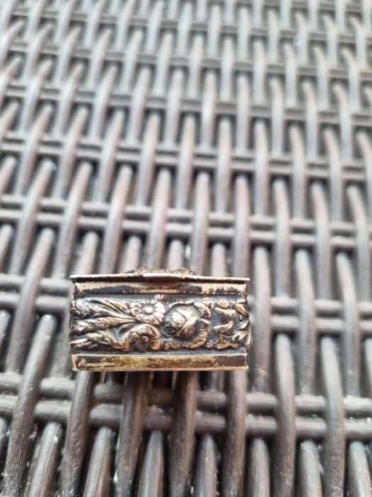 Vintage caixa de metal pastilhas