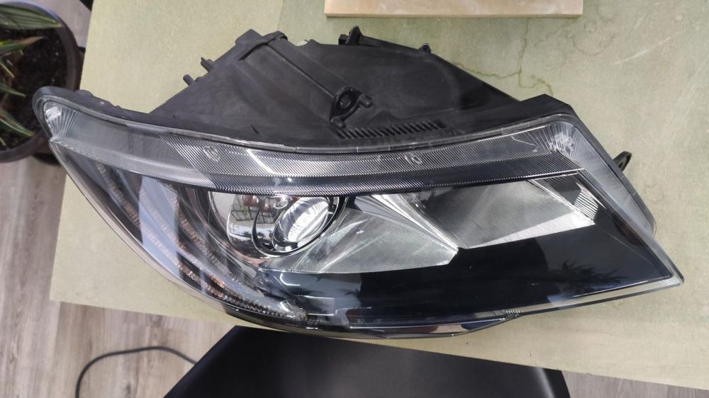 farol direito bi-xenon led Skoda Superb facelift 2013