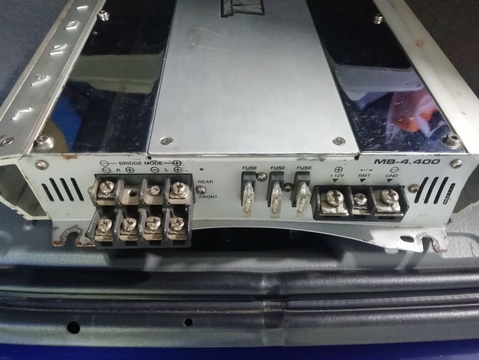 Автомобільний аудіопідсилювач