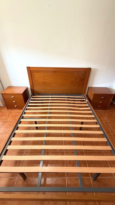 Cama de casal e duas mesas de cabeceira em cerejeira