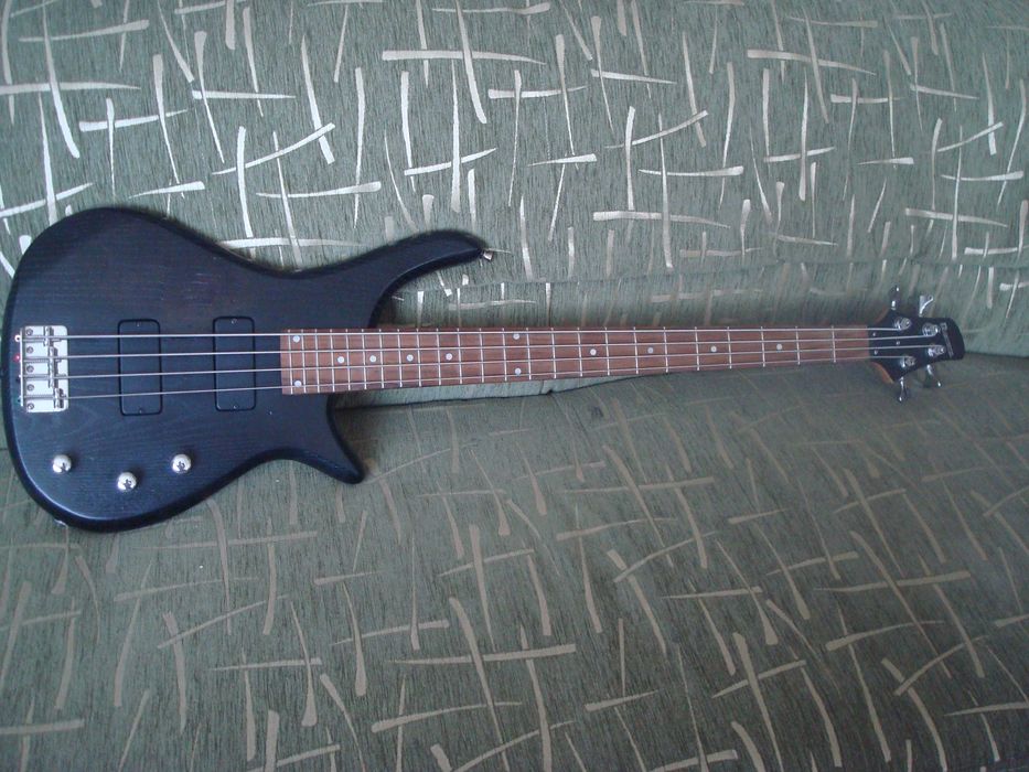 Продам бас гитару Jazz Bass