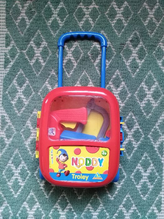 Computador didáctico e Troley do Noddy com ferramentas