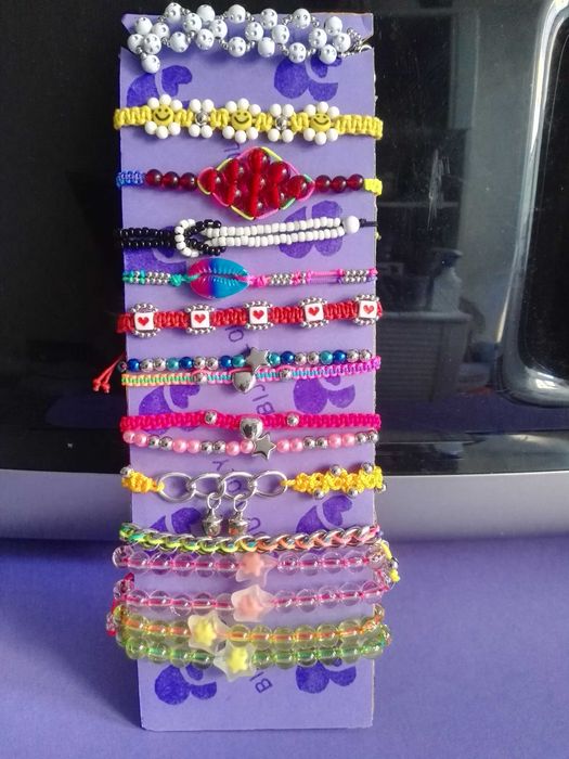 Bijuteria artesanal. Brincos, colares e pulseiras.