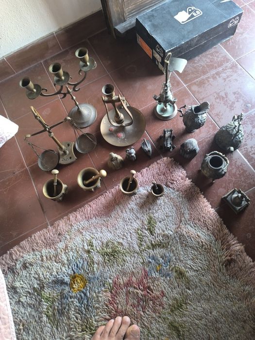 Várias peças em bronze ou latão