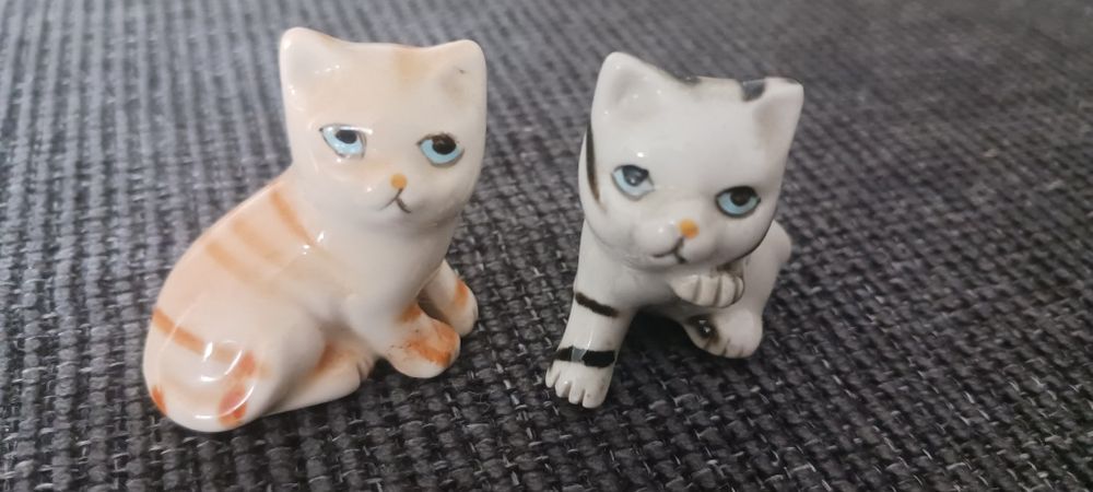 Figurki kotki 2szt, stara butelka pepsi cola, światełka na baterie 2szt