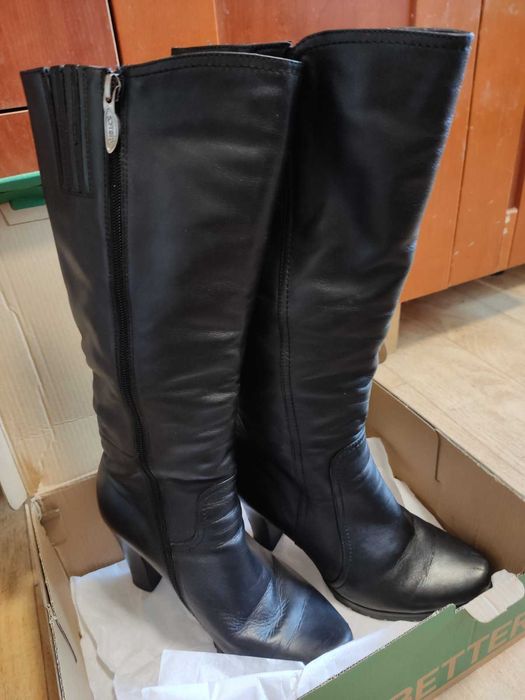 Продам женские зимние кожаные сапоги 39р