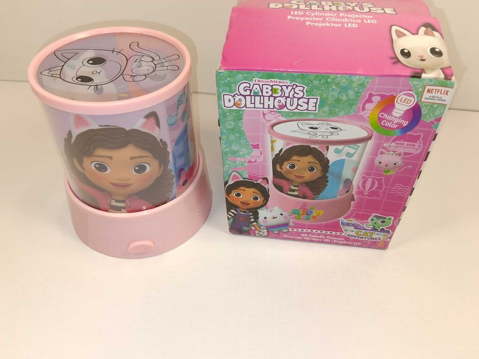F036 Gabby's Dollhouse Projektor LED Lampka Nocna Kocie Przygody Nowa