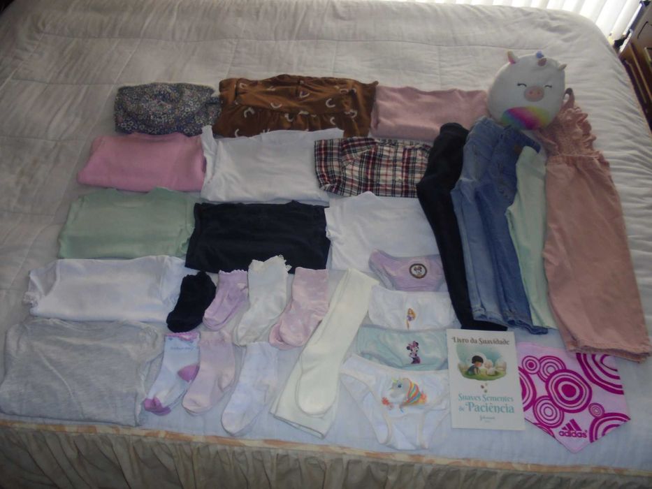 lote de roupa de menina o boneco