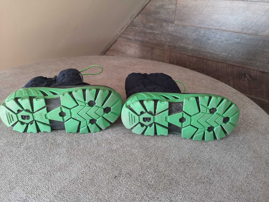 Buty śniegowe dla chłopca w rozmiarze 25-27 firmy Bartek