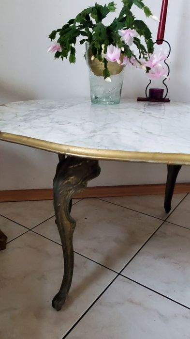 Stolik kawowy z  białego  marmuru