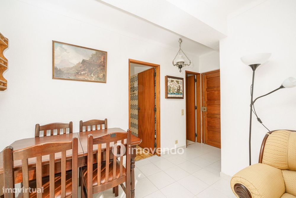 Apartamento T1 com varanda e a 200m da praia, no coração de Sesimbra