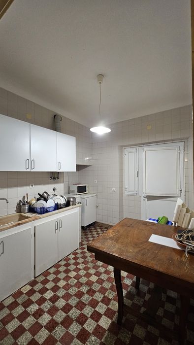 T2 dentro das muralhas às Portas de Avis