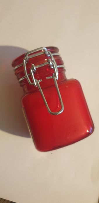 Świeca o  zapachu cynamonu  w szklannej buteleczce