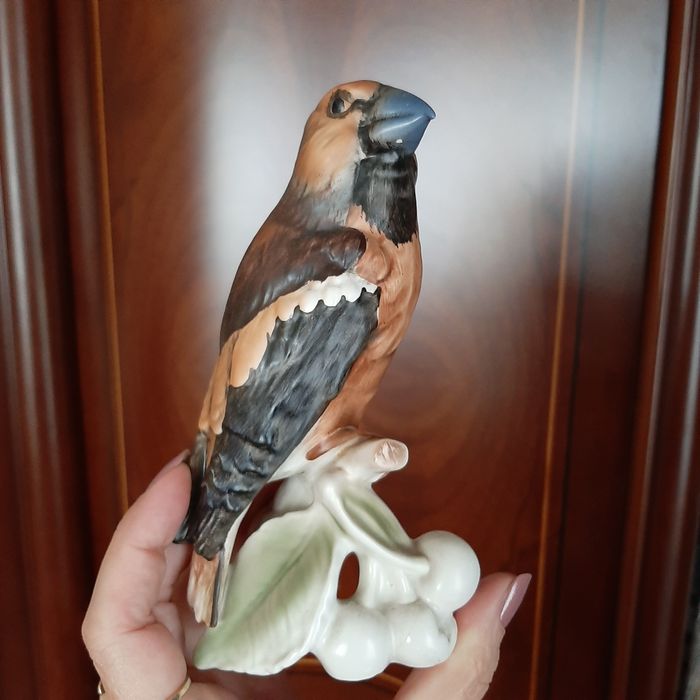 Статуэтка фарфоровая