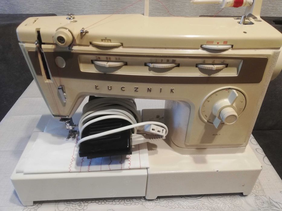 Sprzedam bardzo ładną maszynę do szycia Łucznik 884