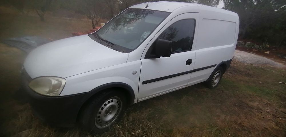 Vende Opel Combo CDTI 1.3 em muito bom estado com Motor avariado