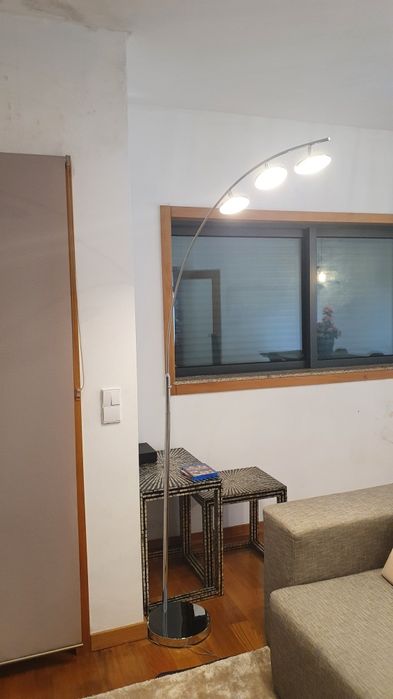 Candeeiro metálico de pé em LED.