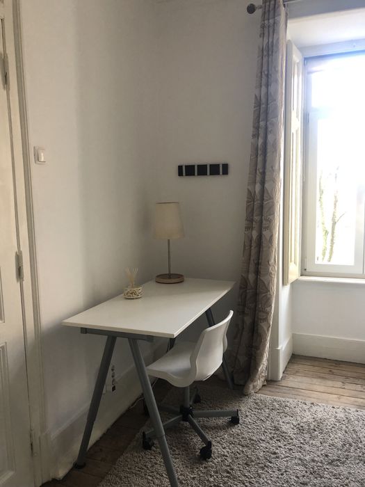 Quarto com muita luz , proximo do Jardim da Estrela.