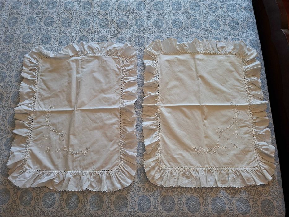 Bordados à mão - Traje de batizado de bébé, fronhas e lençois, lenços