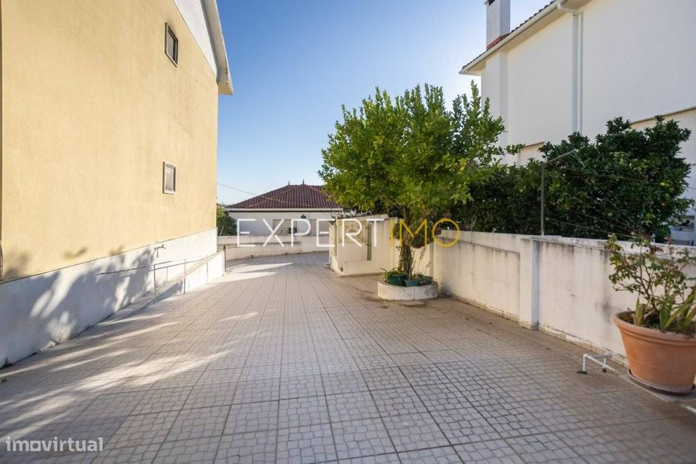 Apartamento T2 com Quintal Partilhado e Garagem de 30,50 m²