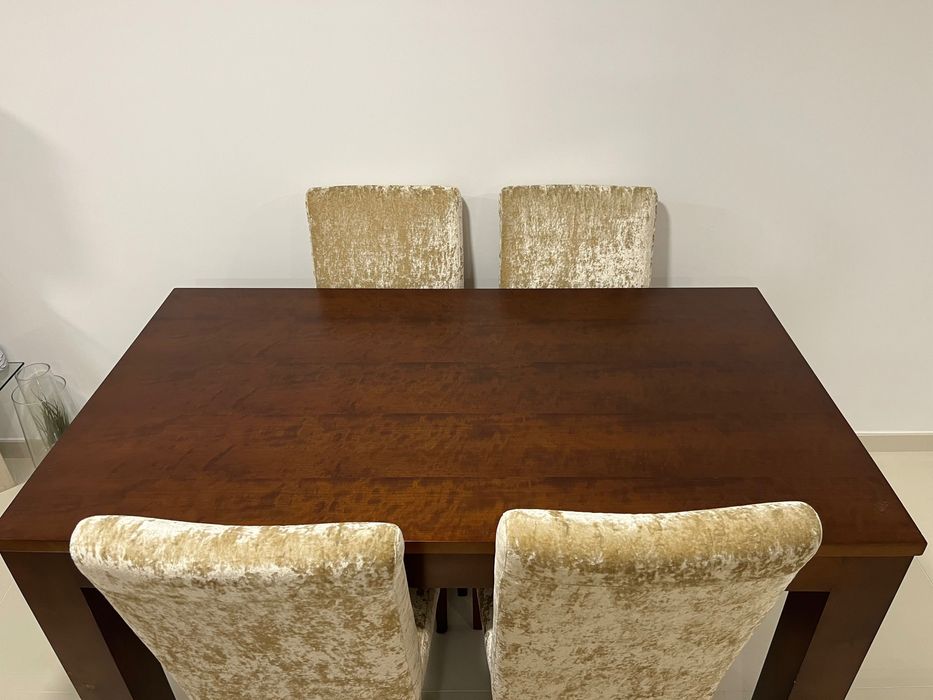 Mesa de madeira extensível + 4 cadeiras