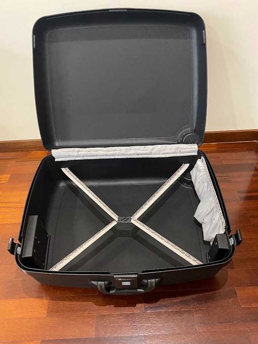 Mala de viagem média, rígida e preta da marca Delsey