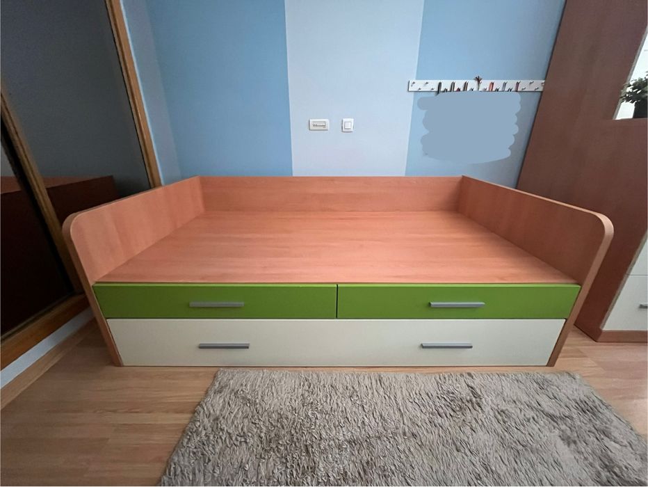 Cama dupla + 1 colchão + 2 conjuntos de roupa de cama