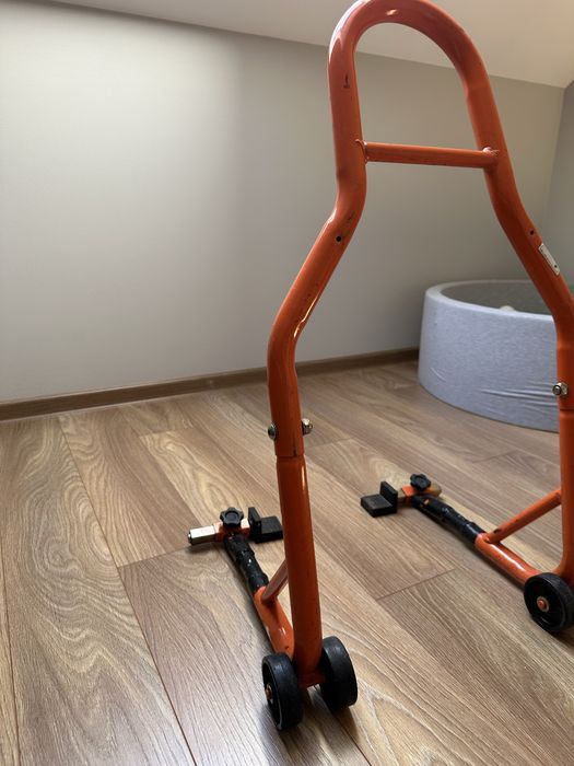 Stojak motocyklowy z uchwytami