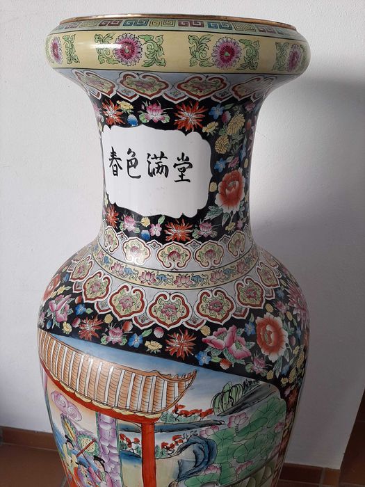 Jarrão de porcelana chinesa de grandes dimensões, pintado a mão com cenas do quotidiano. Cerca de 1,50m de altura.