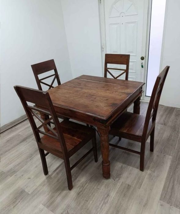 Mesa de madeira tropical maciça