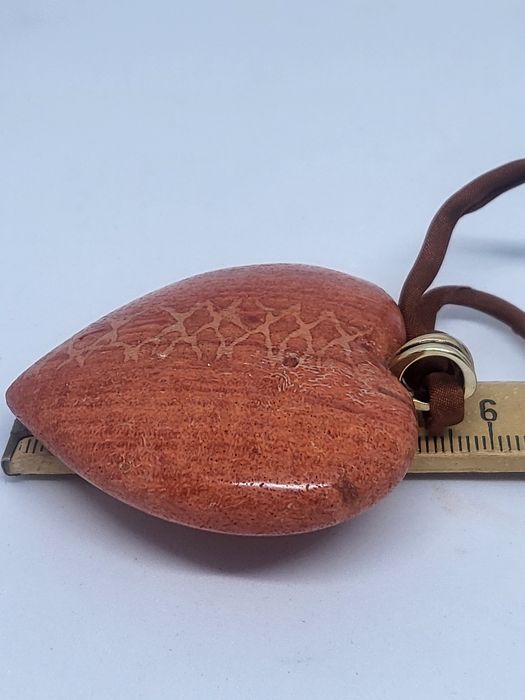 Кулон .подвеска коралловый