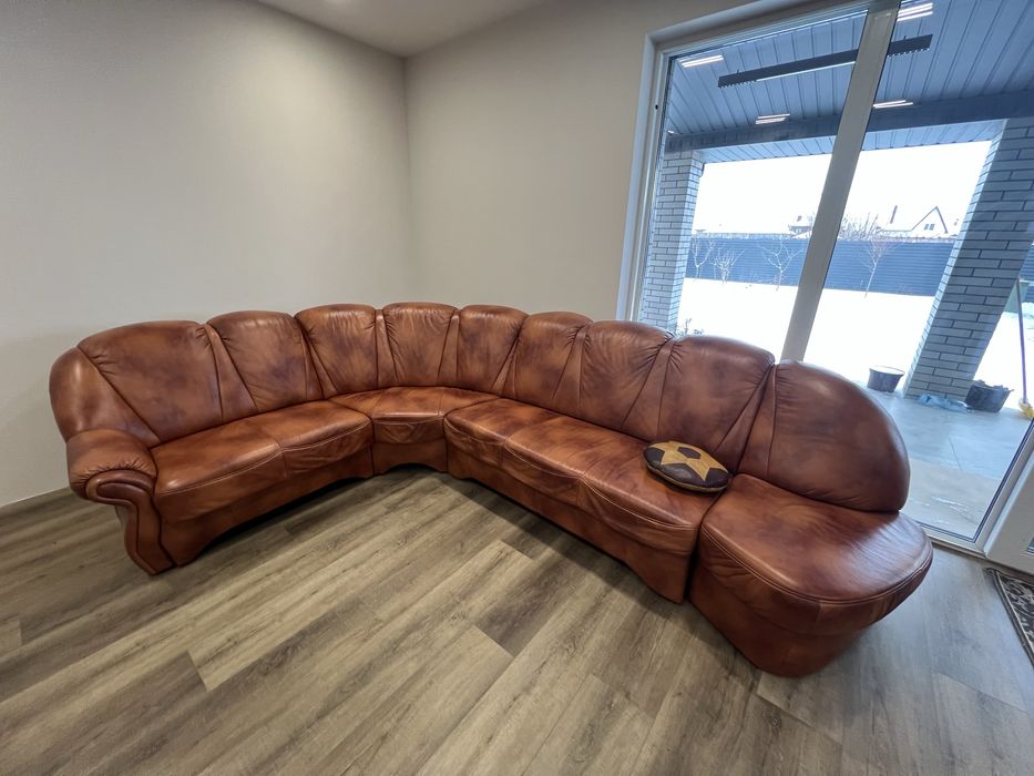 Кутовий шкіряний диван.