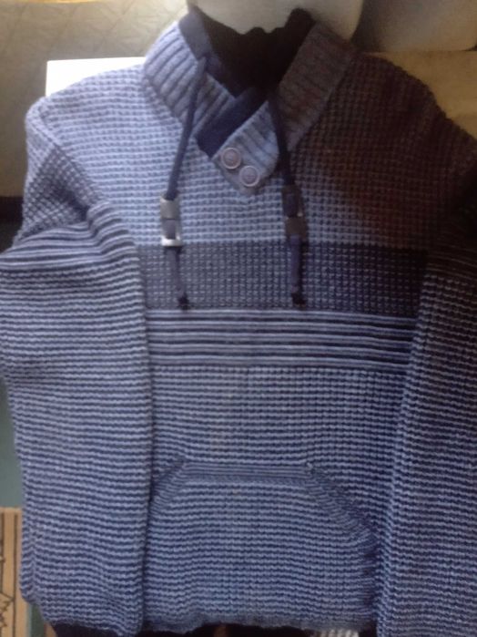 чоловічий  в’язаний   светер з коміром та кишенею  кунгуру (Розмір  L)