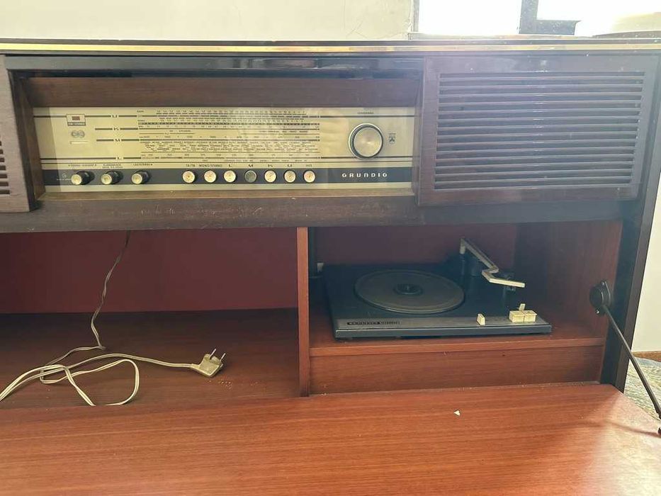 Móvel Rádio Grundig Anos 60 — Rádio + Gira-Discos (Vintage)
