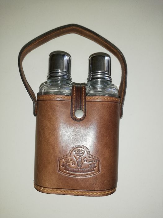 Porta bebida em vidro e pele