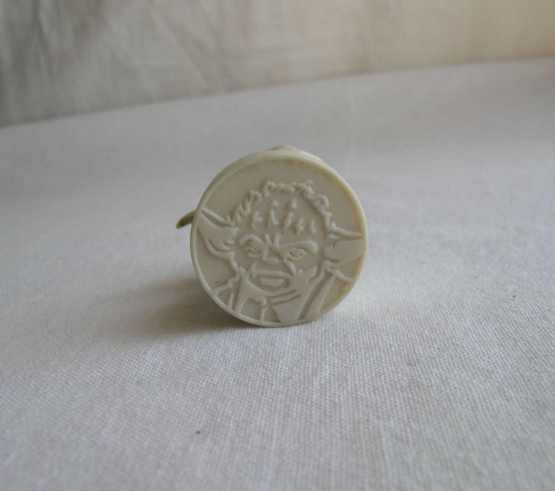 Figurka Yoda - ciekawa